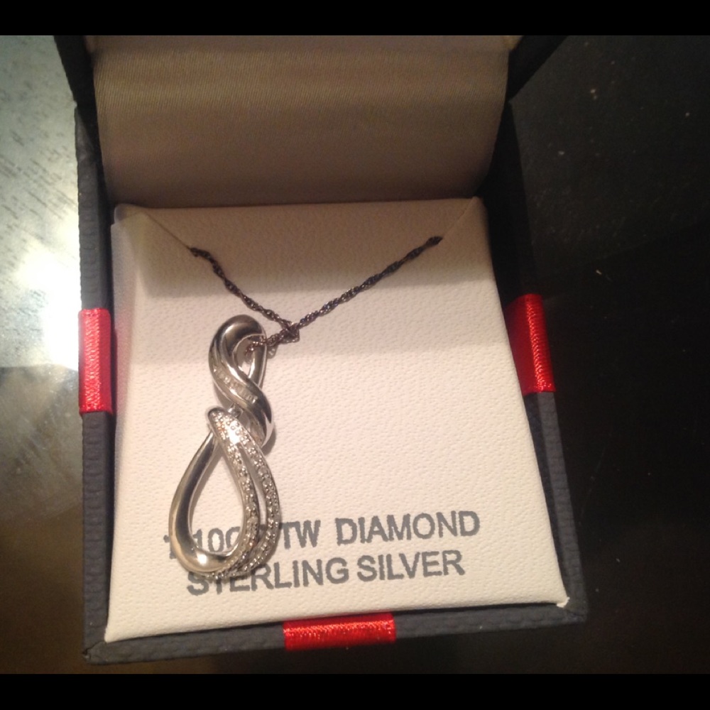 Sterling Silver Necklace. 18 inches